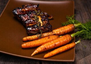Travers de porc au four et carottes glacées aux agrumes
